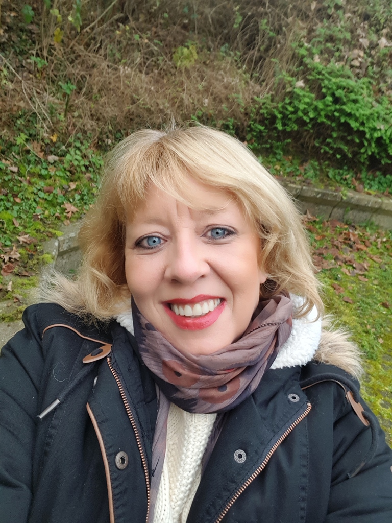 Claudia Klütsch “Von einem kleinen Zettel, der in einem Herrenhemd um ...